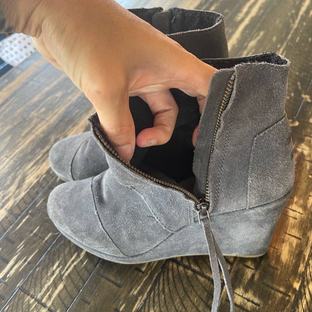 TOMS π Suede Grey Zipper Tassel Wedge Heel Boots - Size 7.5 - Picture 7 of 12